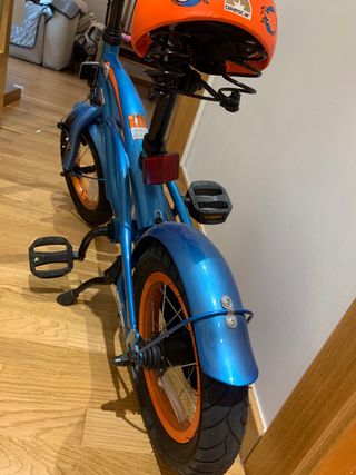 Bicicleta infantil azul y naranja