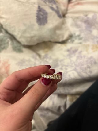 Anillo dorado con brillantes