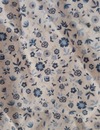 Camisa blanca con flores azules