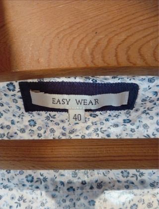 Camisa blanca con flores azules