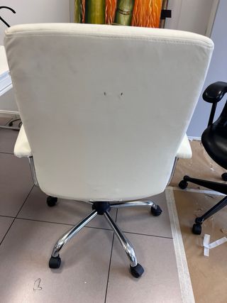 Silla de oficina blanca y plateada