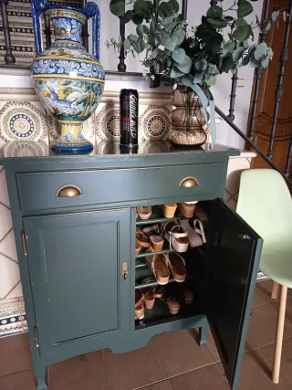 Zapatero de madera y metal