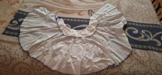 Capa vintage bordada azul y blanco