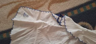 Capa vintage bordada azul y blanco