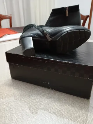 Botines tacón piel Patricia Miller adorno ante