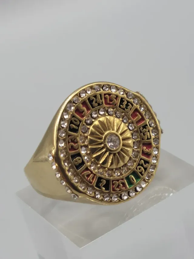 Anillo ruleta dorado con circonitas