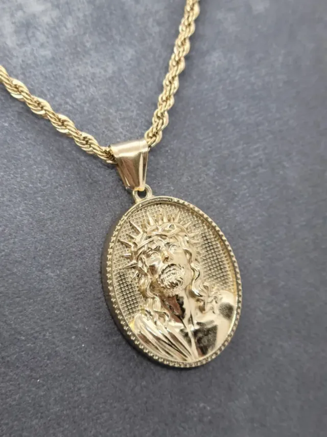 Medalla Jesucristo con cordón rizado