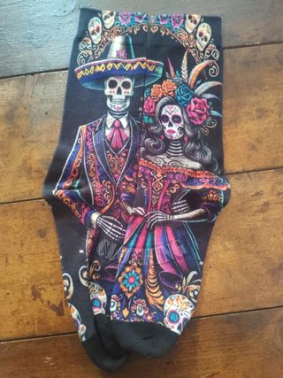 Calze con teschio e fiori