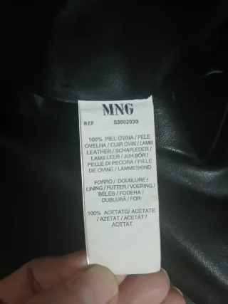 Abrigo de cuero auténtico Mango.