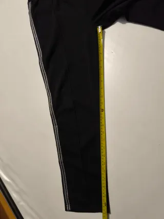 Pantalón negro con raya lateral