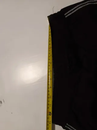 Pantalón negro con raya lateral