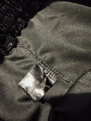 Pantalón negro con raya lateral