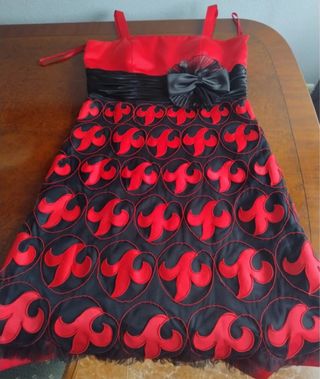 Vestido de fiesta rojo y negro