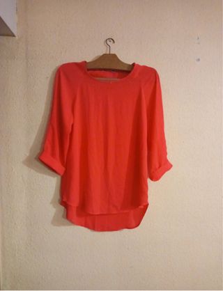 Blusa naranja con brillantes y mangas dobladas Tal