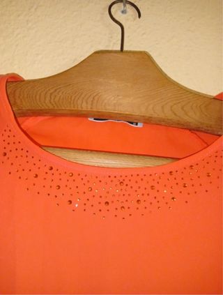 Blusa naranja con brillantes y mangas dobladas Tal