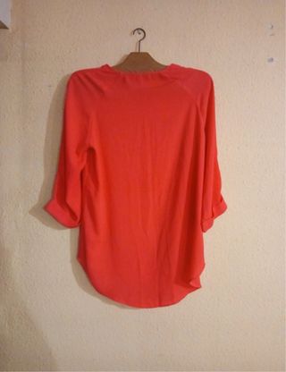 Blusa naranja con brillantes y mangas dobladas Tal