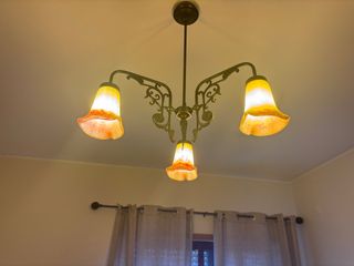 Candeeiro de teto rústico dourado e laranja