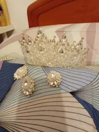 Corona, pendientes y anillo de piedra