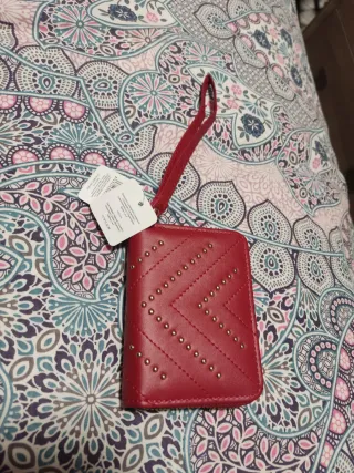 Monedero burdeos con tachuelas y asa