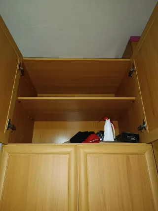 Armario de madera con detalles rosas