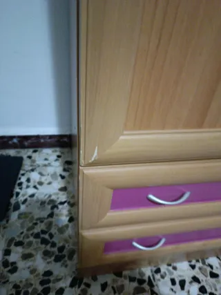 Armario de madera con detalles rosas