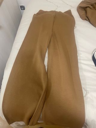Conjunto de punto  pantalón y jersey color camel