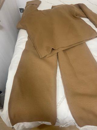 Conjunto de punto  pantalón y jersey color camel