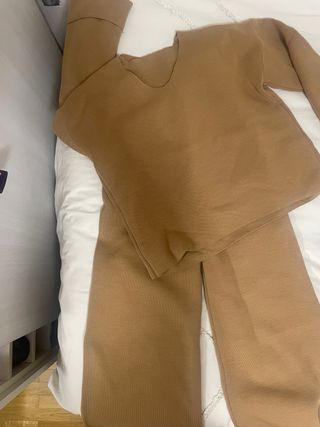 Conjunto de punto  pantalón y jersey color camel