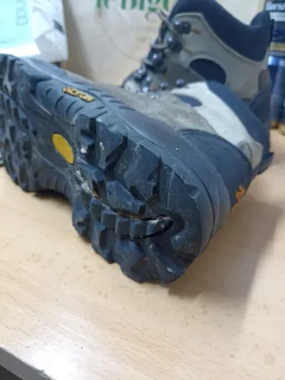 Botas de montaña marrones y grises