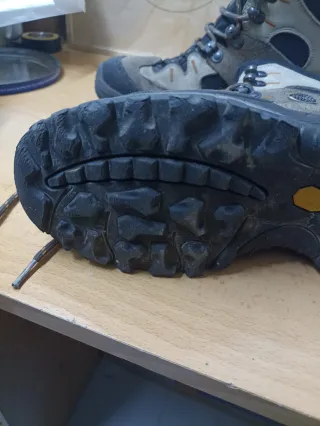 Botas de montaña marrones y grises