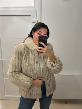 Abrigo pelo zorro beige/gris
