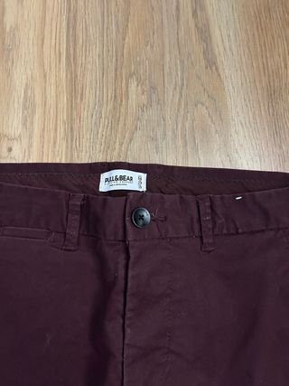 Pantalón Pull&Bear burdeos slim fit T.36