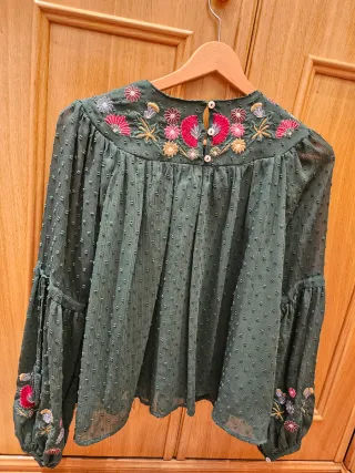 Blusa verde plumeti bordada Talla M