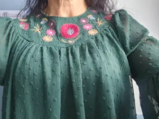 Blusa verde plumeti bordada Talla M