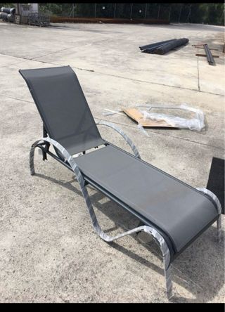Tumbona de jardín gris y plateada