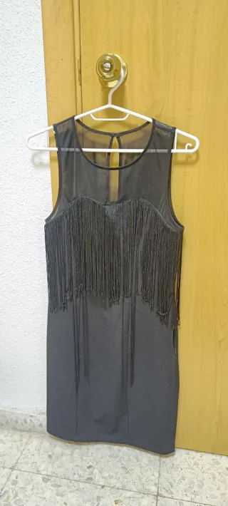 Vestido negro con flecos para fiesta