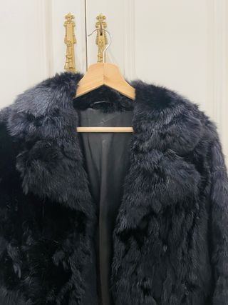 Abrigo de pelo negro