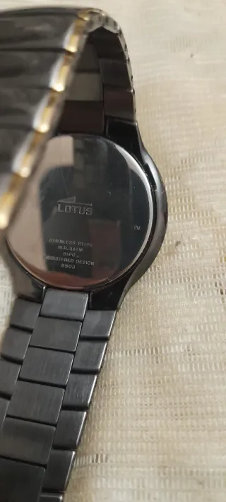 Reloj Lotus Negro y Dorado