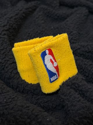 Nike NBA Muñequera Amarilla