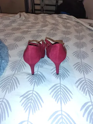 Tacones rojos de ante con tiras