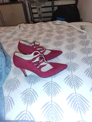 Tacones rojos de ante con tiras