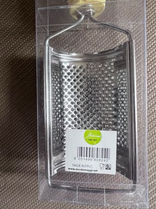 Grattugia con manico a forma di formaggio