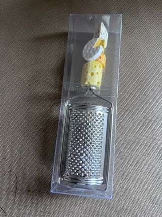 Grattugia con manico a forma di formaggio