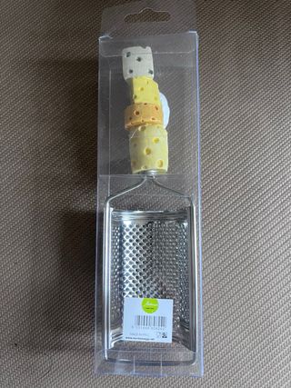 Grattugia con manico a forma di formaggio