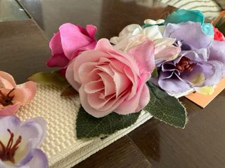 Cinturón blanco con flores decorativas