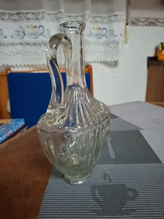 Jarra de cristal antigua con asa para licor o agua