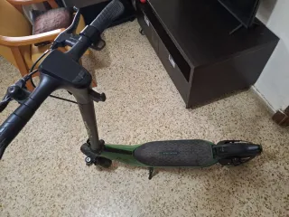 Patinete eléctrico verde con error