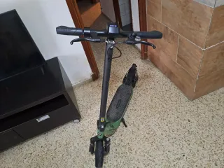 Patinete eléctrico verde con error