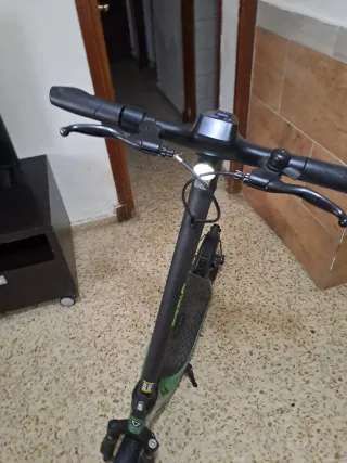 Patinete eléctrico verde con error