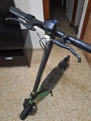 Patinete eléctrico verde con error